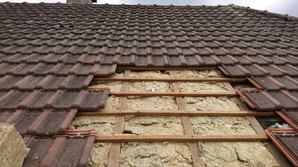 Isolation des rampants de toiture par pose de panneaux semi-rigides en  laine de roche sur une maison à Billère - Tercap Rénovation